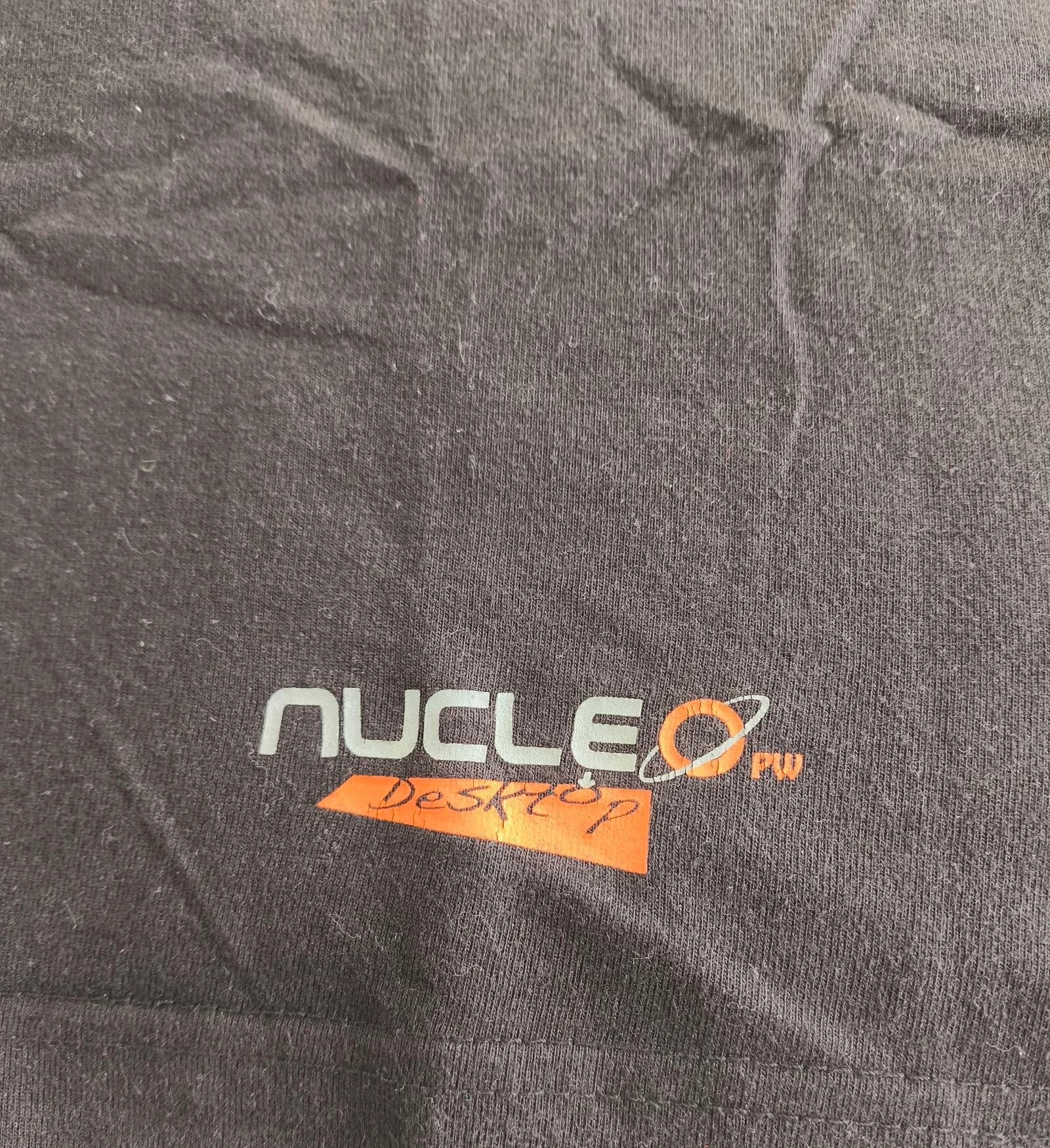 Camiseta negra con logo  – photo 2